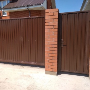 Откатные ворота из профнастила с калиткой 2200x1600